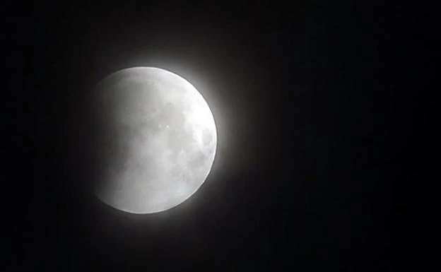 La luna, esta noche, al comienzo del eclipse.