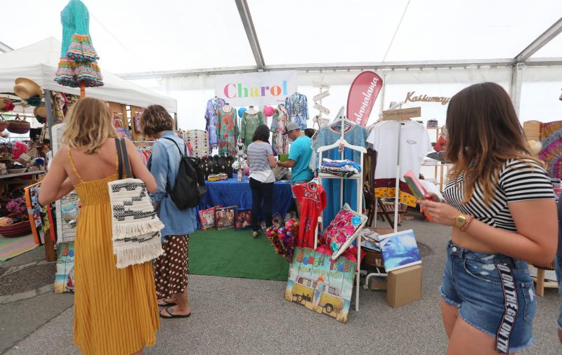 La localidad se llena estos días de surfistas para disfrutar de cuatro días de deporte y una importante oferta de ocio con mercadillo, gastronetas y conciertos