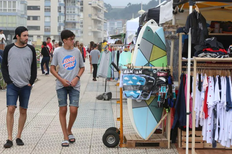 La localidad se llena estos días de surfistas para disfrutar de cuatro días de deporte y una importante oferta de ocio con mercadillo, gastronetas y conciertos