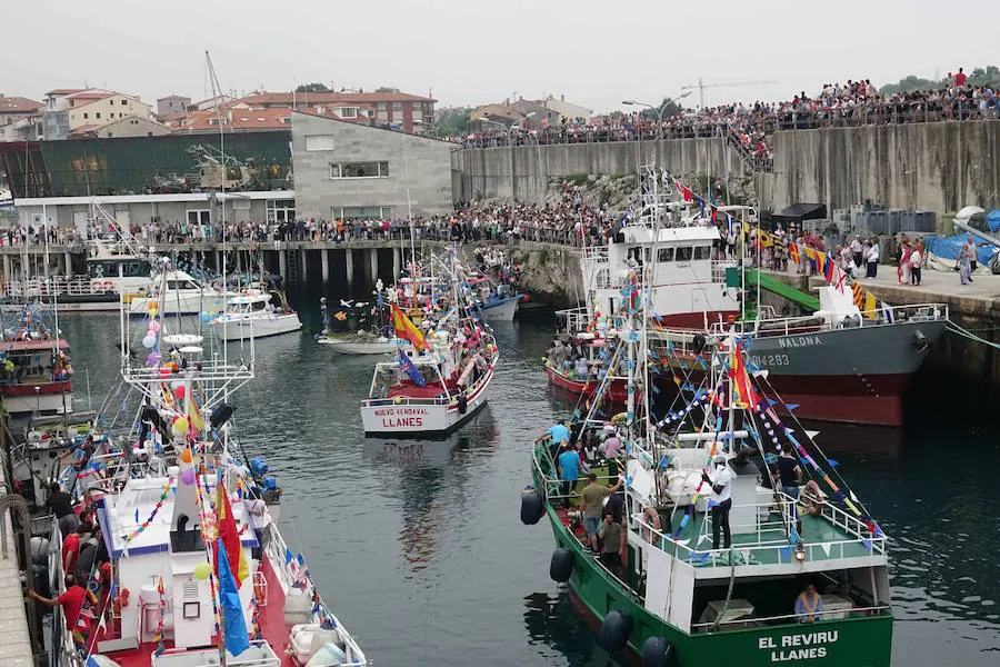 Miles de personas siguieron la procesión de Santa Ana en el puerto de la villa