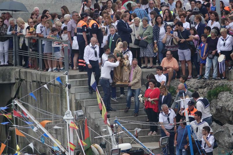 Miles de personas siguieron la procesión de Santa Ana en el puerto de la villa