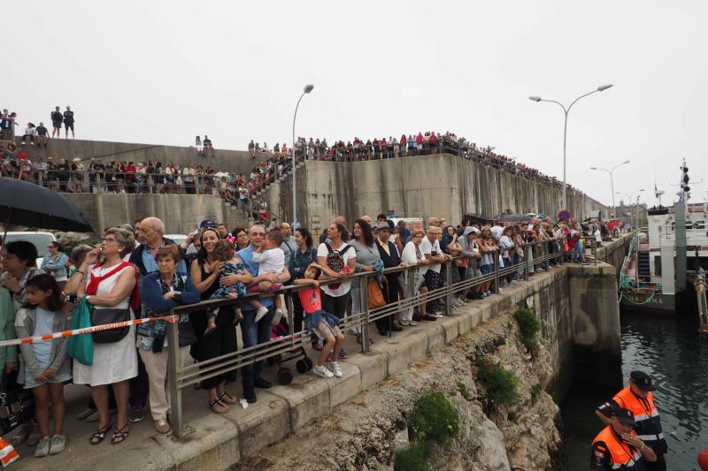 Miles de personas siguieron la procesión de Santa Ana en el puerto de la villa