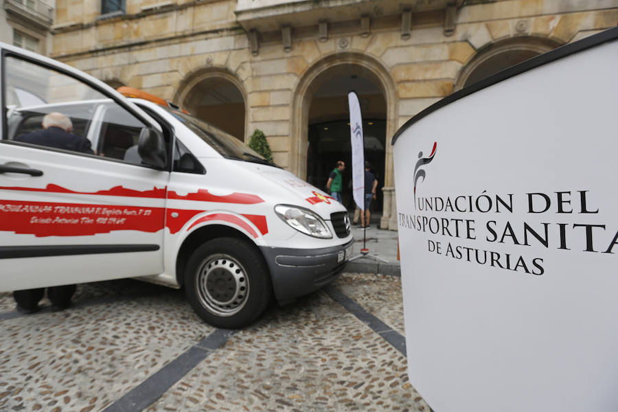 La plaza Mayor de Gijón ha sido el escenario elegido por la Fundación Transporte Sanitario de Asturias para hacer oficial la donación de una ambulancia a la ONG SOS Burundi.