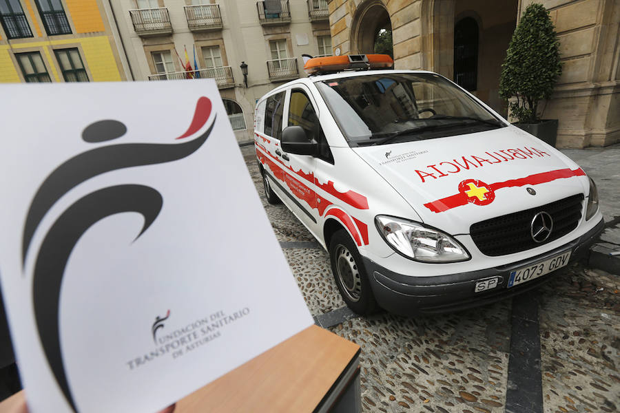 La plaza Mayor de Gijón ha sido el escenario elegido por la Fundación Transporte Sanitario de Asturias para hacer oficial la donación de una ambulancia a la ONG SOS Burundi.