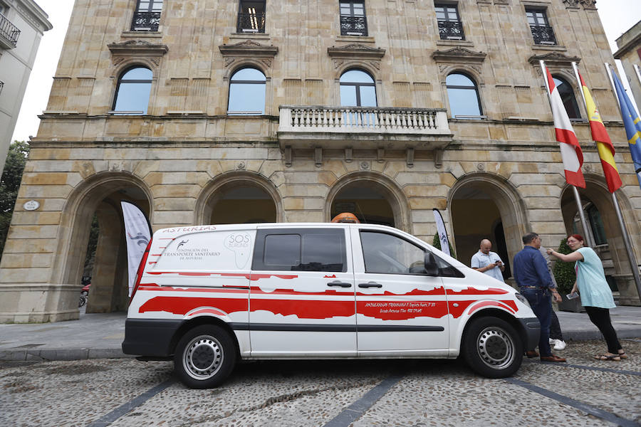 La plaza Mayor de Gijón ha sido el escenario elegido por la Fundación Transporte Sanitario de Asturias para hacer oficial la donación de una ambulancia a la ONG SOS Burundi.