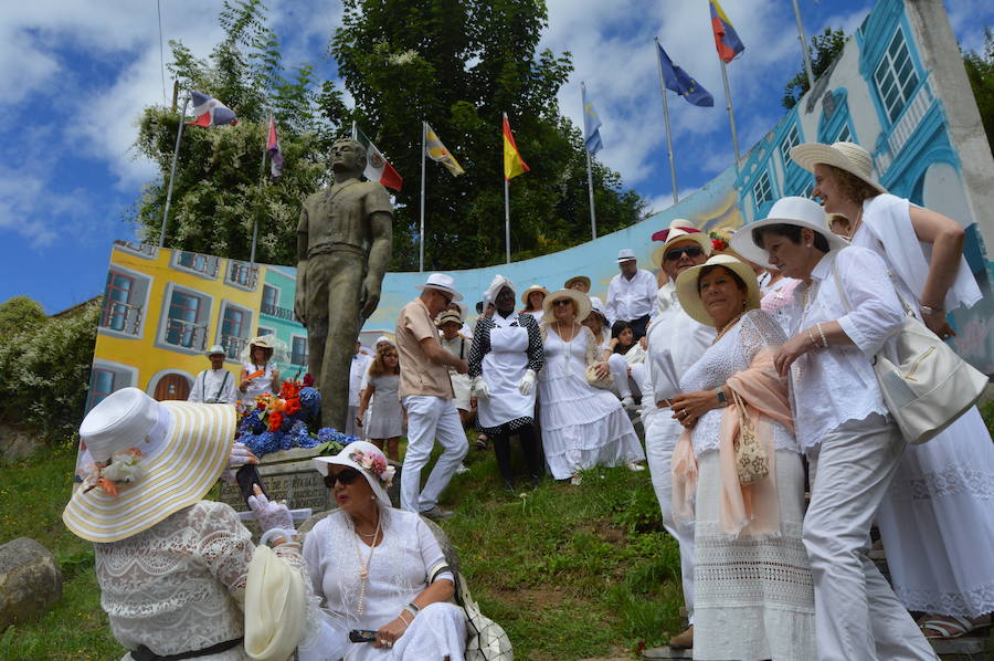 Pola de Allande celebra el día del emigrante con los vecinos convertidos en indianos, coches de época en el parque del Toral y ritmos procedentes del otro lado del Atlántico. Es su homenaje a aquellos antepasados que pusieron rumbo a las américas a principios del siglo pasado.