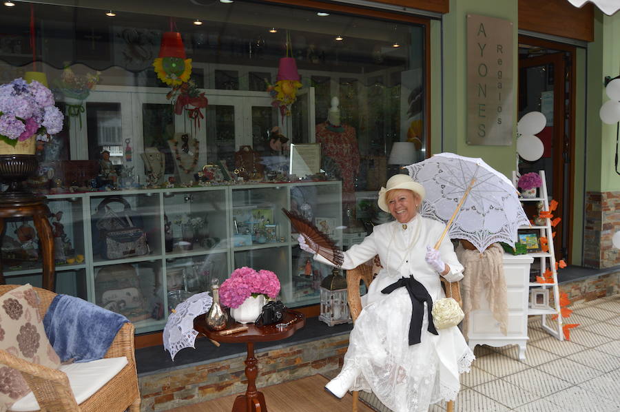 Pola de Allande celebra el día del emigrante con los vecinos convertidos en indianos, coches de época en el parque del Toral y ritmos procedentes del otro lado del Atlántico. Es su homenaje a aquellos antepasados que pusieron rumbo a las américas a principios del siglo pasado.