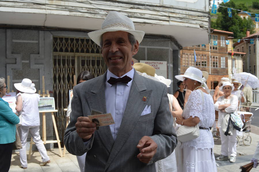 Pola de Allande celebra el día del emigrante con los vecinos convertidos en indianos, coches de época en el parque del Toral y ritmos procedentes del otro lado del Atlántico. Es su homenaje a aquellos antepasados que pusieron rumbo a las américas a principios del siglo pasado.