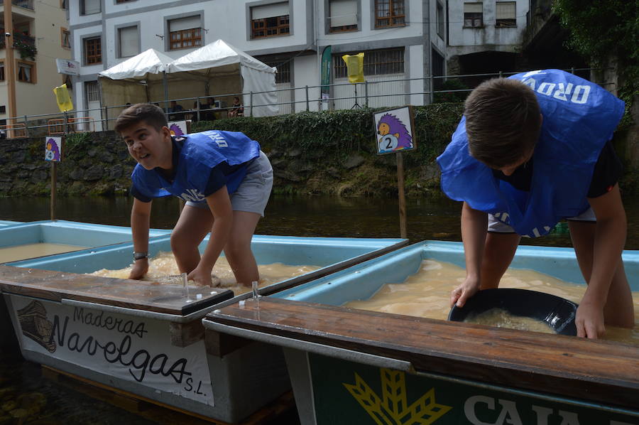 El bateo no entiende de sexo ni edades en Navelgas, donde se celebra el XVIII Campeonato Nacional de Bateo. Desde lo más pequeños hasta los más veteranos, batea en mano, se miden en una cita ya consolidada.