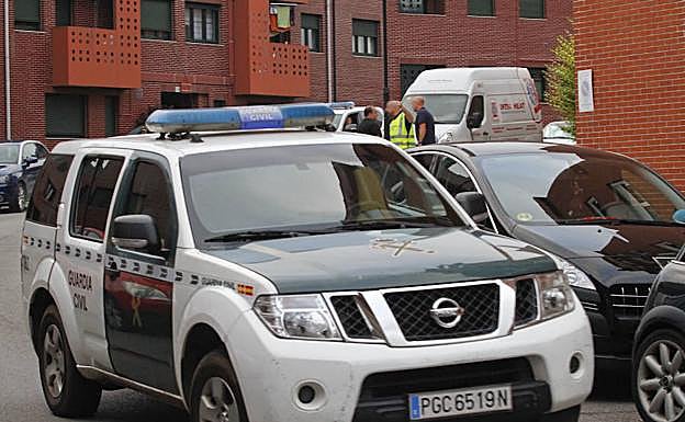 Una patrulla de la Guardia Civil conduce al detenido al hospital tras entregarse en Coto Carcedo. 