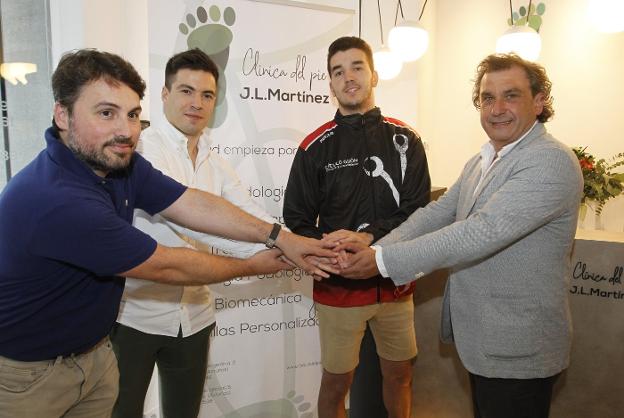 Iván Menéndez, presidente del Círculo; José Luis Martínez, gerente de la Clínica JL Martínez; Álex Rubiera y el técnico Nacho Galán, durante la presentación del jugador. 