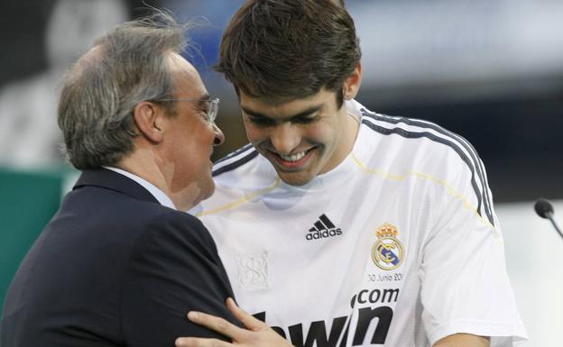 Florentino Pérez habla con Kaká el día en que el brasileño fue presentado en el Santiago Bernabéu. 
