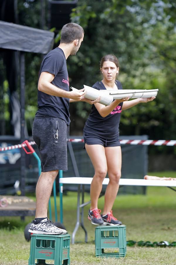 Los vecinos de Granda continuaron celebrando las fiestas de Santa Ana con una corderada y una animada carrera de obstáculos con la sidra como protagonista