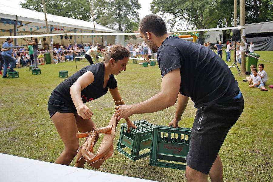 Los vecinos de Granda continuaron celebrando las fiestas de Santa Ana con una corderada y una animada carrera de obstáculos con la sidra como protagonista