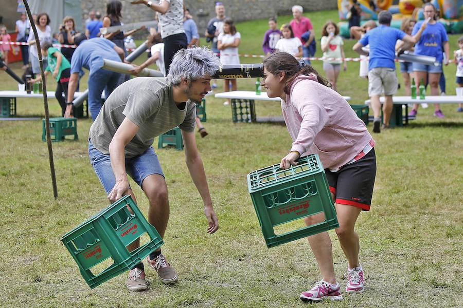 Los vecinos de Granda continuaron celebrando las fiestas de Santa Ana con una corderada y una animada carrera de obstáculos con la sidra como protagonista