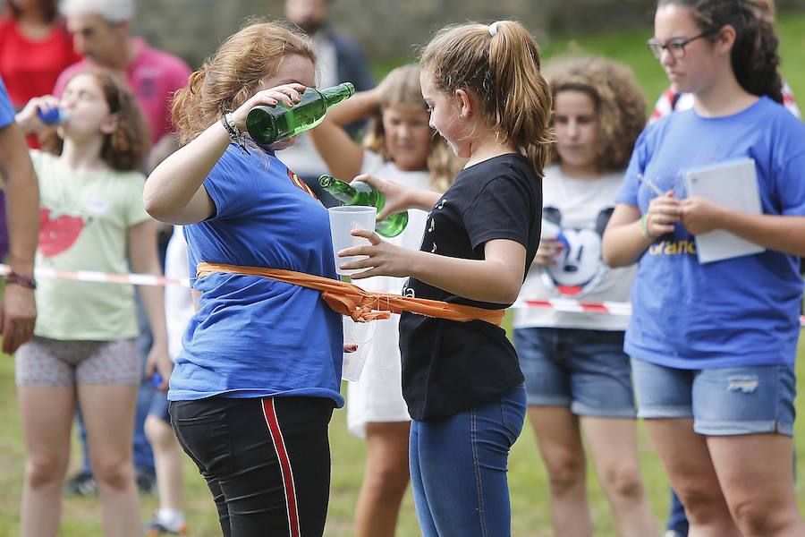 Los vecinos de Granda continuaron celebrando las fiestas de Santa Ana con una corderada y una animada carrera de obstáculos con la sidra como protagonista