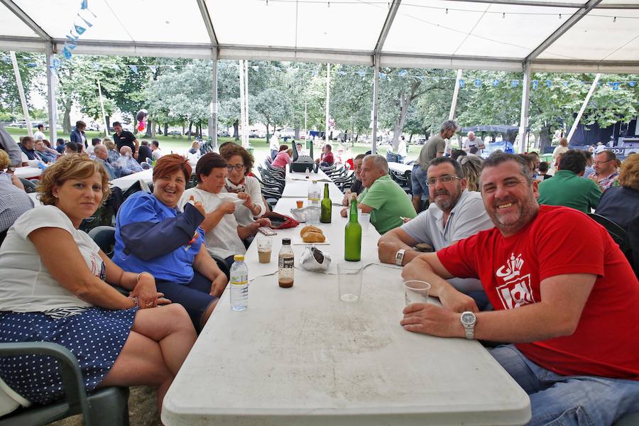 Los vecinos de Granda continuaron celebrando las fiestas de Santa Ana con una corderada y una animada carrera de obstáculos con la sidra como protagonista