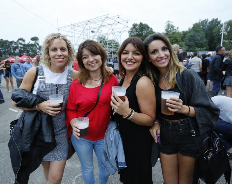 El sexteto se mete al público en el bolsillo en su único concierto en Asturias, que pertenece a su gira Mismo sitio, distinto lugar