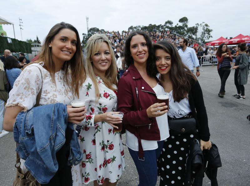 El sexteto se mete al público en el bolsillo en su único concierto en Asturias, que pertenece a su gira Mismo sitio, distinto lugar