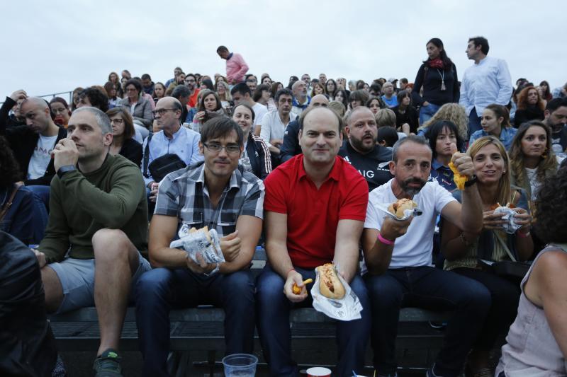 El sexteto se mete al público en el bolsillo en su único concierto en Asturias, que pertenece a su gira Mismo sitio, distinto lugar