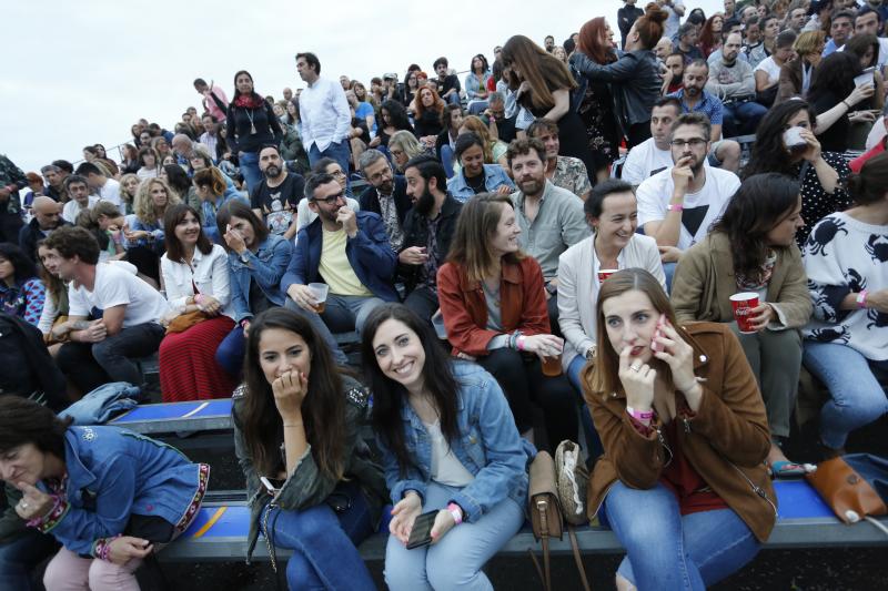 El sexteto se mete al público en el bolsillo en su único concierto en Asturias, que pertenece a su gira Mismo sitio, distinto lugar