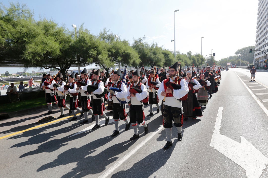 Decenas de personas participaron en el animado desfile que partió del parque Isabel la Católica y terminó en el Campo Valdés