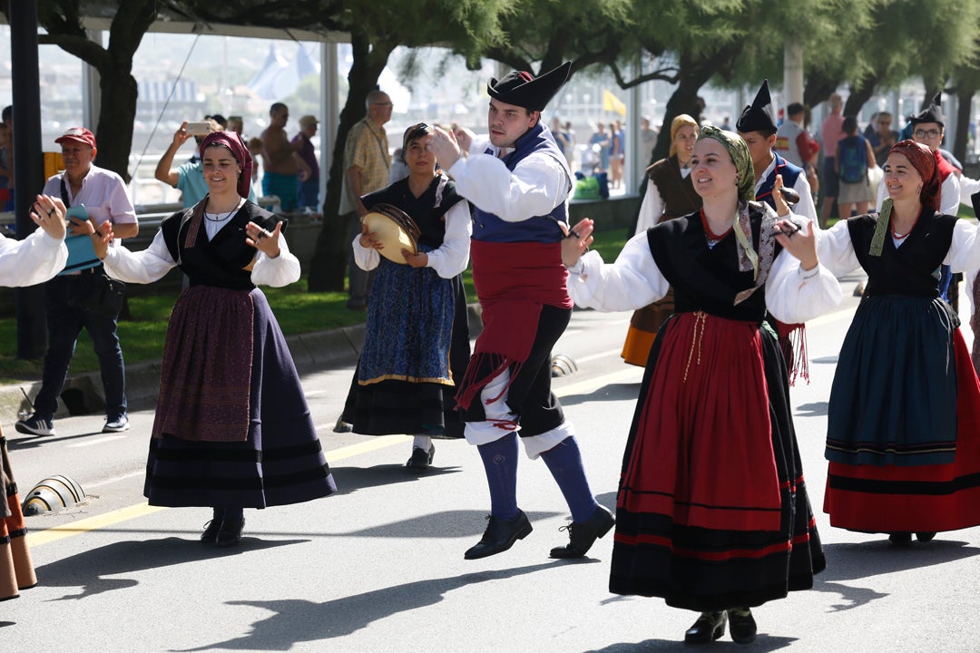 Decenas de personas participaron en el animado desfile que partió del parque Isabel la Católica y terminó en el Campo Valdés