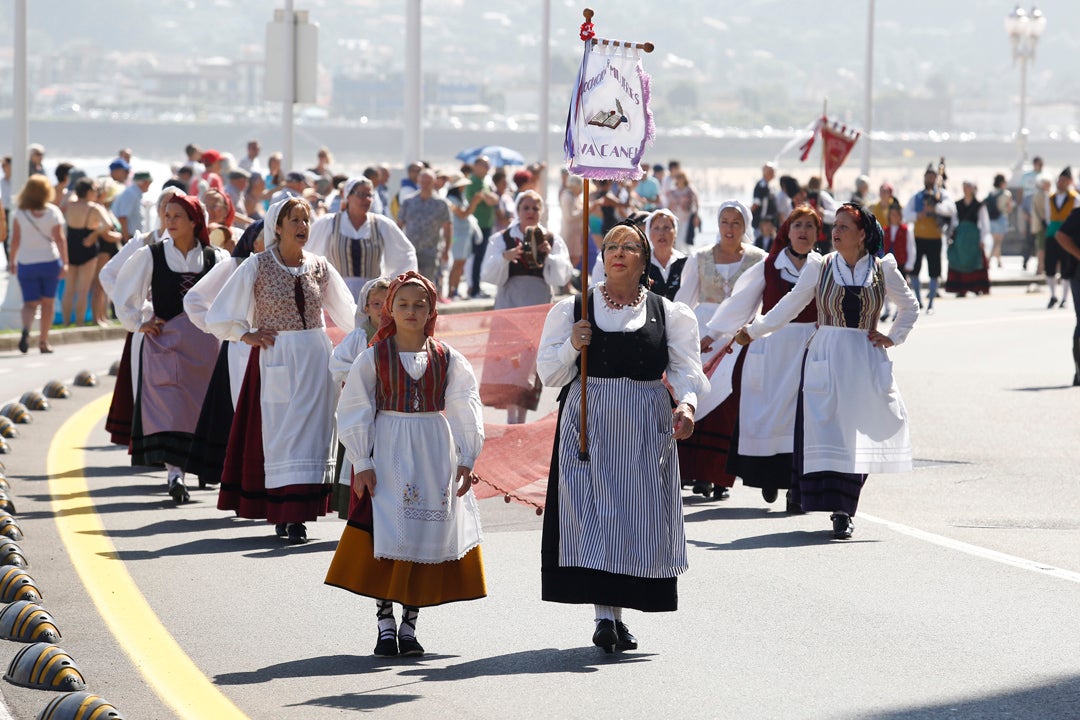 Decenas de personas participaron en el animado desfile que partió del parque Isabel la Católica y terminó en el Campo Valdés