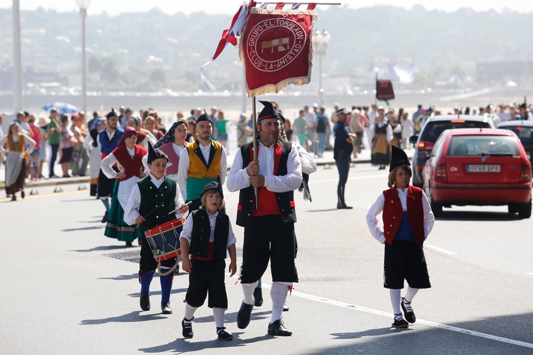 Decenas de personas participaron en el animado desfile que partió del parque Isabel la Católica y terminó en el Campo Valdés