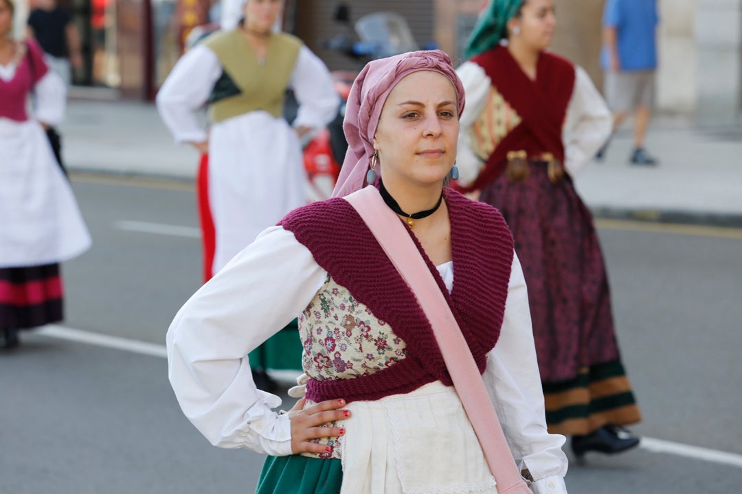 Decenas de personas participaron en el animado desfile que partió del parque Isabel la Católica y terminó en el Campo Valdés