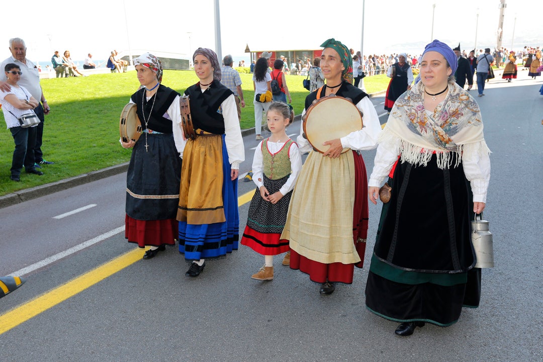 Decenas de personas participaron en el animado desfile que partió del parque Isabel la Católica y terminó en el Campo Valdés