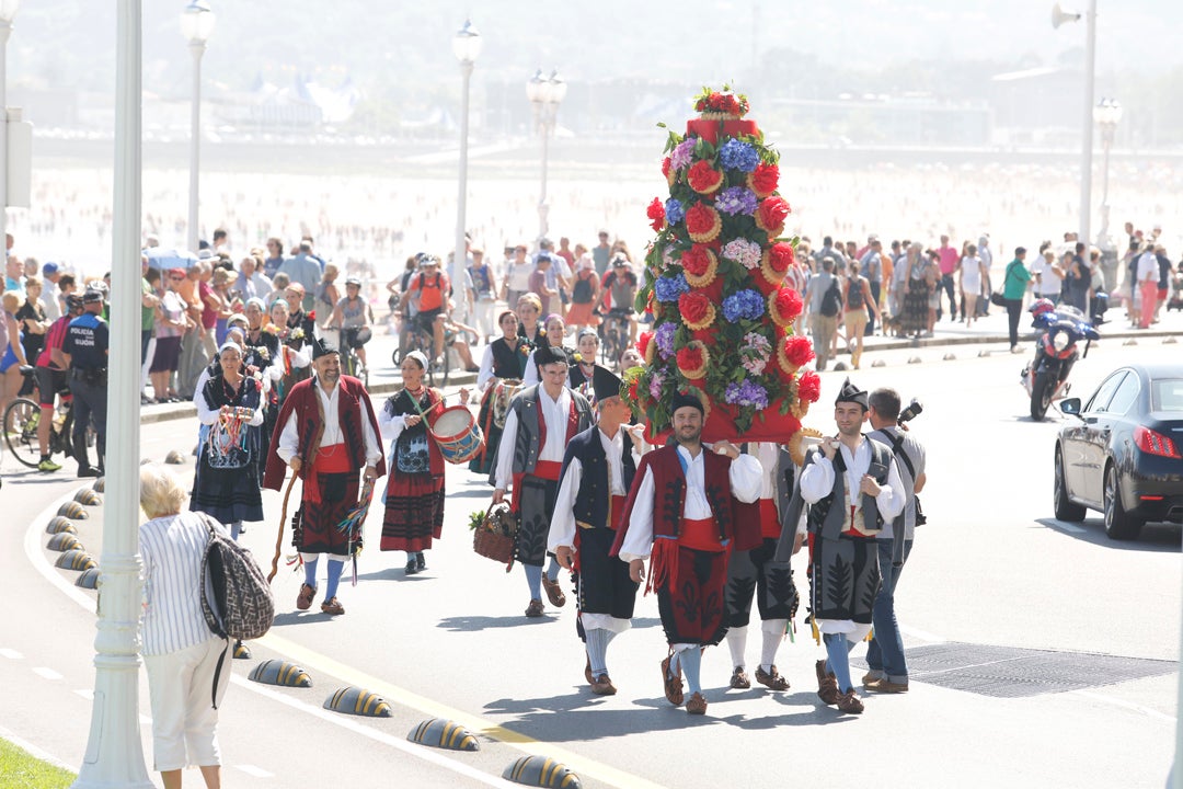 Decenas de personas participaron en el animado desfile que partió del parque Isabel la Católica y terminó en el Campo Valdés