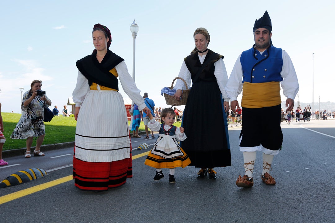 Decenas de personas participaron en el animado desfile que partió del parque Isabel la Católica y terminó en el Campo Valdés