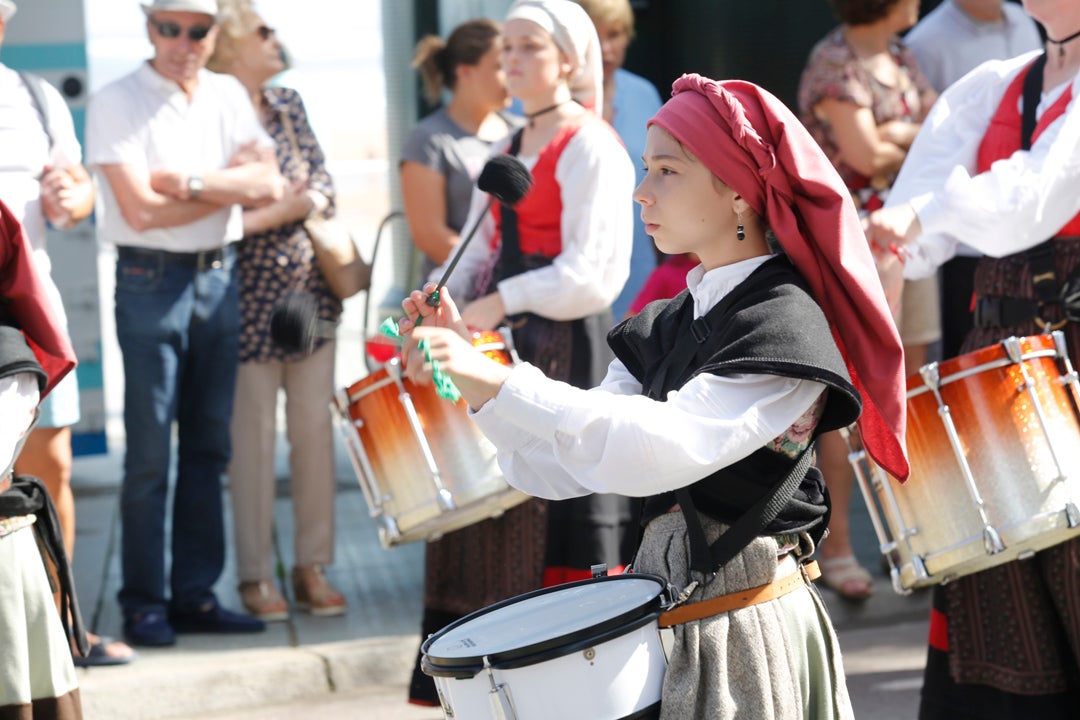 Decenas de personas participaron en el animado desfile que partió del parque Isabel la Católica y terminó en el Campo Valdés