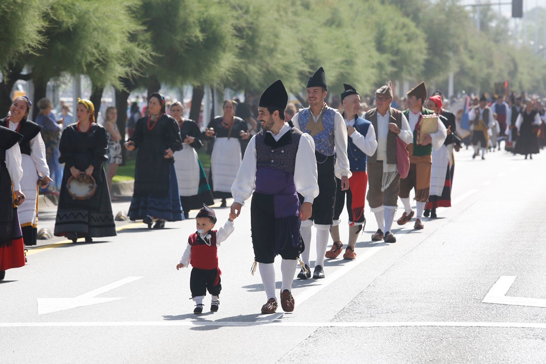 Decenas de personas participaron en el animado desfile que partió del parque Isabel la Católica y terminó en el Campo Valdés