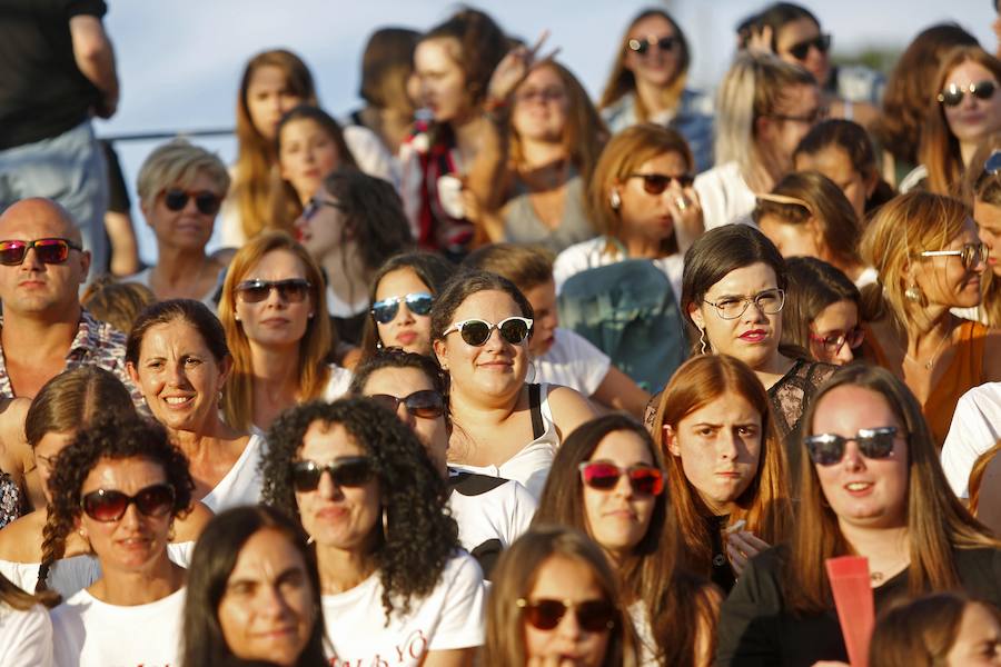 Los dieciséis exconcursantes se llevan un sonoro triunfo con su única actuación en Asturias, que congregó a más de 10.000 personas