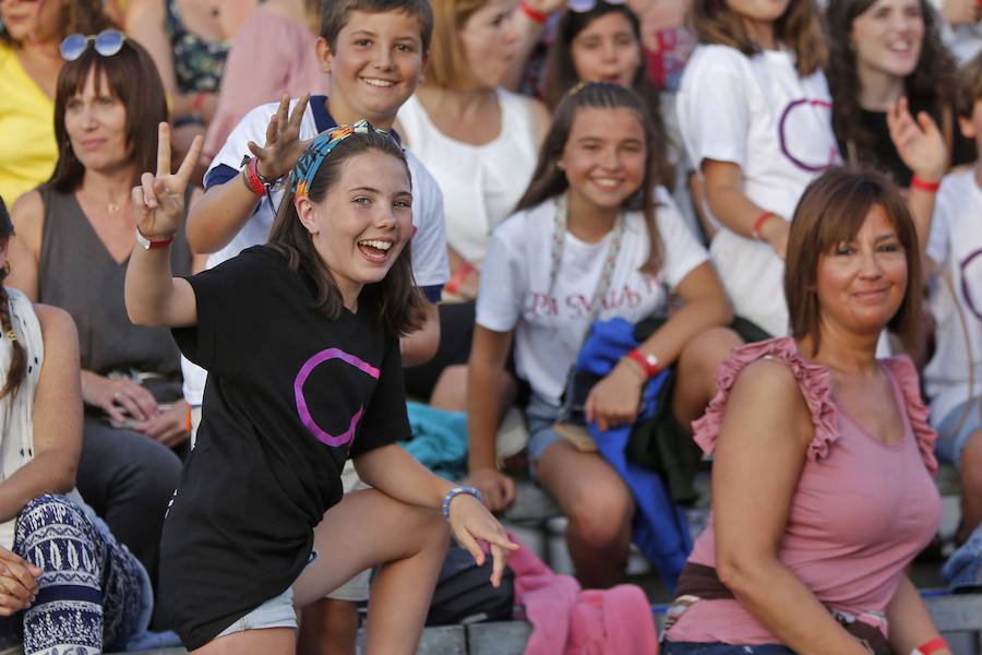 Los dieciséis exconcursantes se llevan un sonoro triunfo con su única actuación en Asturias, que congregó a más de 10.000 personas