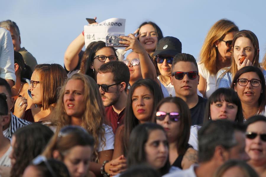 Los dieciséis exconcursantes se llevan un sonoro triunfo con su única actuación en Asturias, que congregó a más de 10.000 personas