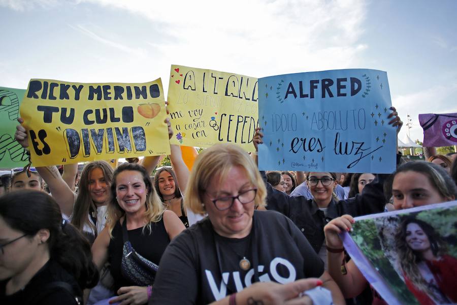 Los dieciséis exconcursantes se llevan un sonoro triunfo con su única actuación en Asturias, que congregó a más de 10.000 personas