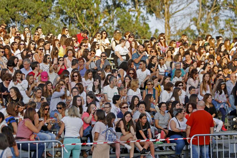 Los dieciséis exconcursantes se llevan un sonoro triunfo con su única actuación en Asturias, que congregó a más de 10.000 personas