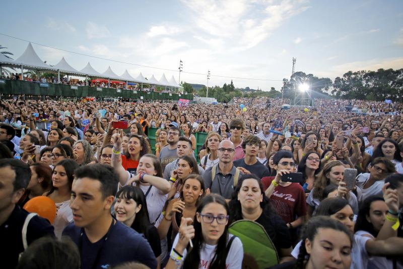 Los dieciséis exconcursantes se llevan un sonoro triunfo con su única actuación en Asturias, que congregó a más de 10.000 personas