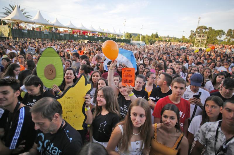 Los dieciséis exconcursantes se llevan un sonoro triunfo con su única actuación en Asturias, que congregó a más de 10.000 personas