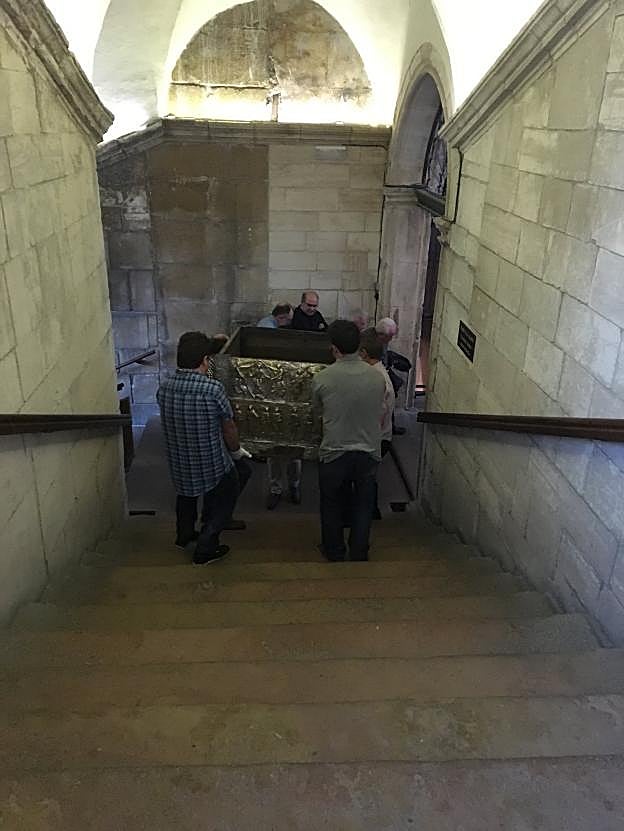 Los operarios trasladando el Arca Santa del taller a la Cámara. 