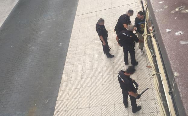 La Policía Nacional detiene a dos hombres tras una pelea con un cuchillo en Pumarín