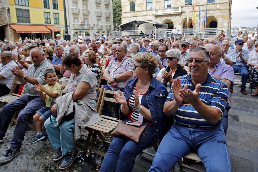 La plaza Mayor se llenó de público durante el Concurso de la Canción Asturiana de EL COMERCIO