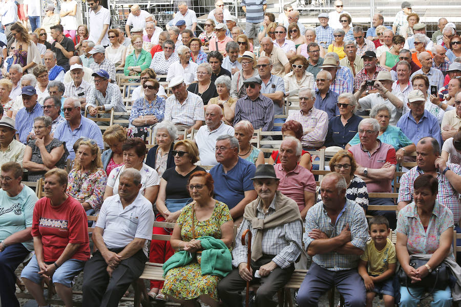 La plaza Mayor se llenó de público durante el Concurso de la Canción Asturiana de EL COMERCIO