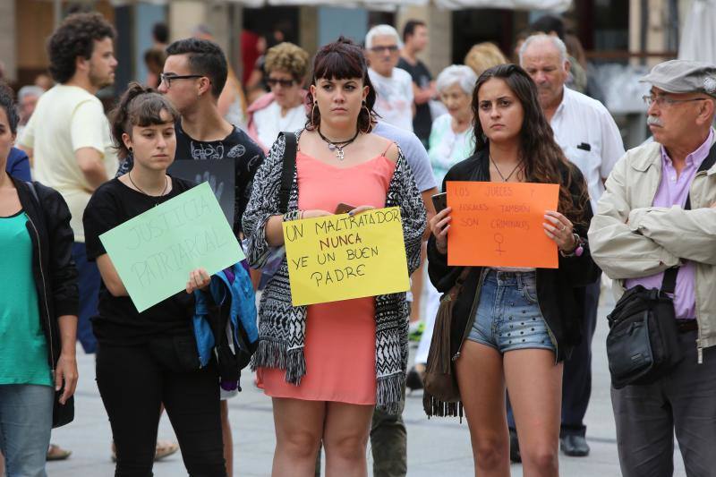 Numerosos asturianos secundaron la convocatoria de los colectivos feministas para rechazar la sentencia que condena a Juana Rivas a un total de cinco años de prisión como autora de dos delitos de sustracción de menores