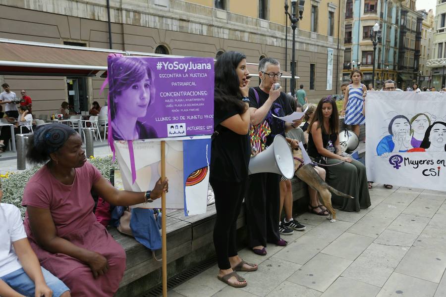 Numerosos asturianos secundaron la convocatoria de los colectivos feministas para rechazar la sentencia que condena a Juana Rivas a un total de cinco años de prisión como autora de dos delitos de sustracción de menores