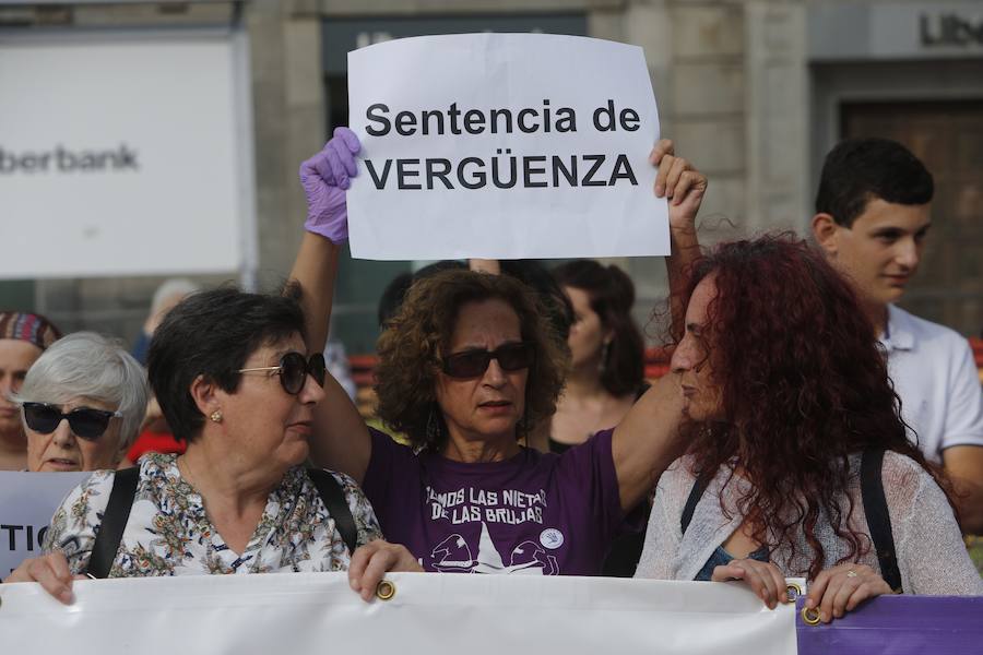 Numerosos asturianos secundaron la convocatoria de los colectivos feministas para rechazar la sentencia que condena a Juana Rivas a un total de cinco años de prisión como autora de dos delitos de sustracción de menores