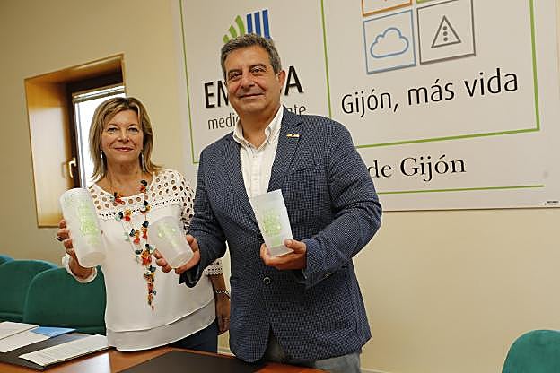Pilar Vázquez y Esteban Aparicio, con el 'ecovasu'. 